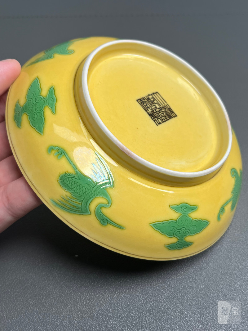 清乾隆  黄地素三彩紫绿龙纹盘 - 图13